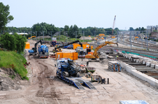 816340 Gezicht op de werkzaamheden in het kader van het Randstadspoor bij het spoorknooppunt Lunetten te Utrecht, vanaf ...